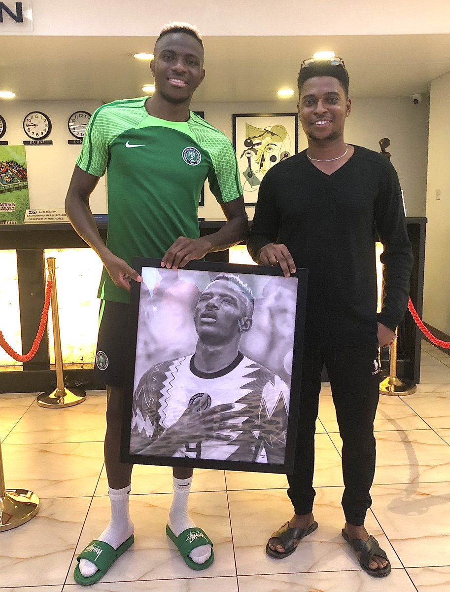 ArtClemzy's tweet photo. Dear @victorosimhen9,
Years ago I had the honour of giving you this pencil portrait in person.

I want to start a special project: turning your goals into pencil art within 24 hours of each game.

I might not reach Turkey, but with support, I can bring your journey to fans in RT. https://t.co/rzFRt84wIp