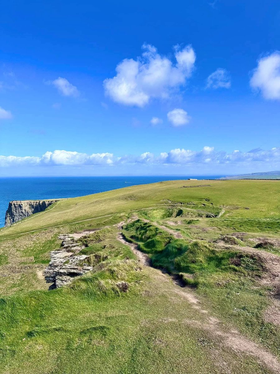 ThisIsIreland3's tweet image. The Cliffs of Moher on a clear day are honestly something else 💚

You’re standing there &amp;amp; it just feels huge, like the land suddenly drops away into this endless stretch of blue 🏞️

It's just magical ☘️

📍County Clare, Éire 🇮🇪

#Clare #Ireland #Cliffsofmoher #Wildatlanticway