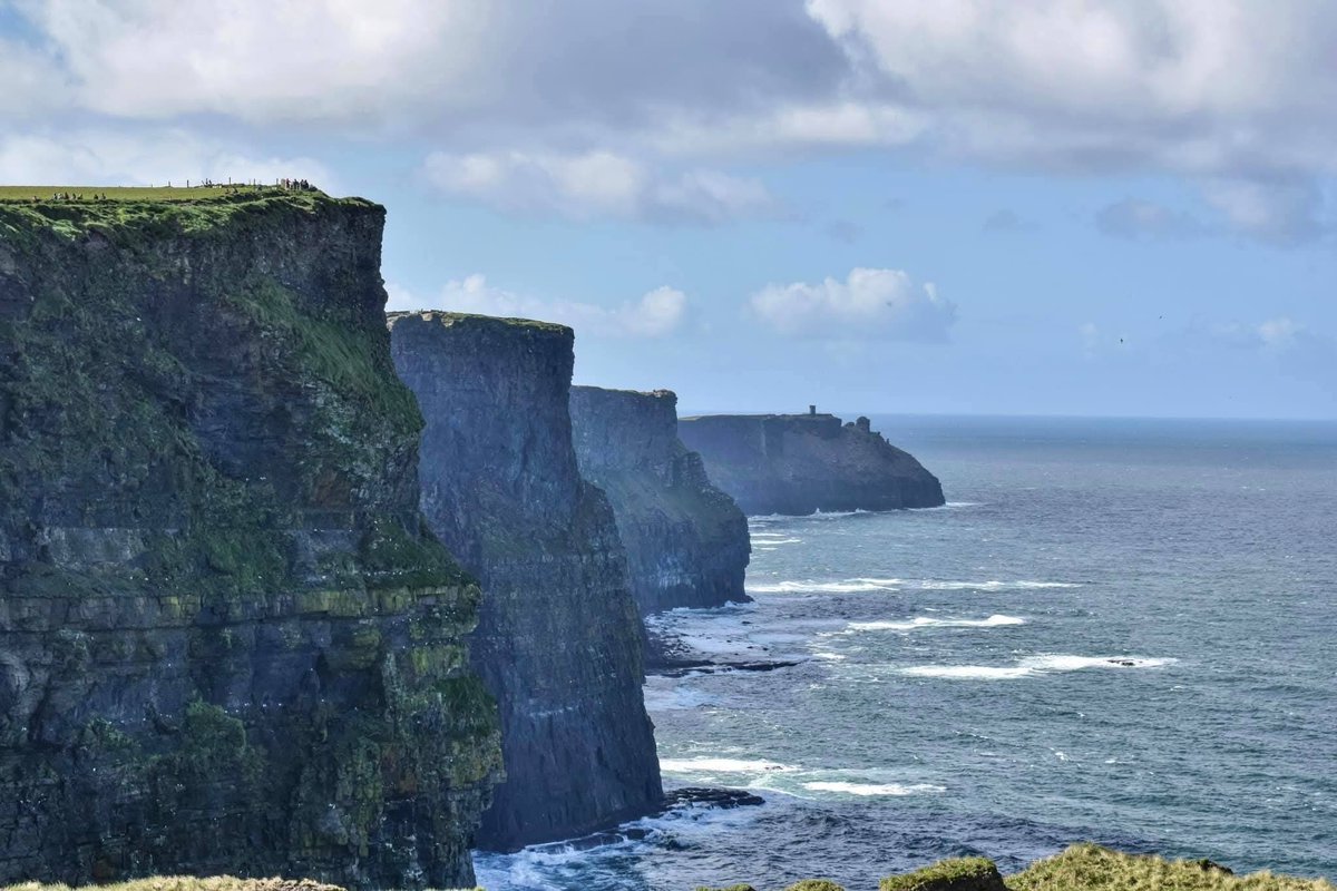 ThisIsIreland3's tweet image. The Cliffs of Moher on a clear day are honestly something else 💚

You’re standing there &amp;amp; it just feels huge, like the land suddenly drops away into this endless stretch of blue 🏞️

It's just magical ☘️

📍County Clare, Éire 🇮🇪

#Clare #Ireland #Cliffsofmoher #Wildatlanticway