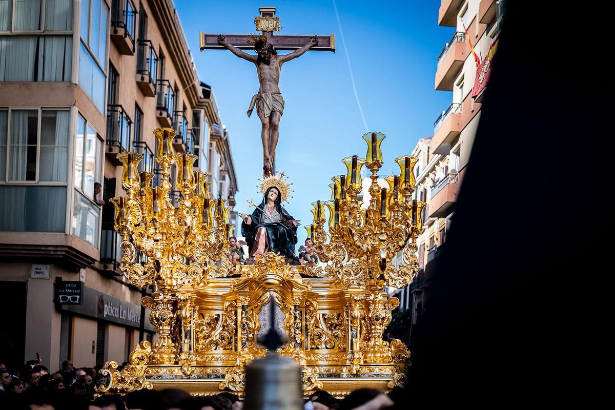 malaga's tweet photo. La @AmoryCaridad procesiona por las calles de Málaga. #SemanaSantaMálaga #CofradíasMLG #ViernesSanto https://t.co/6rGvdt2OiY