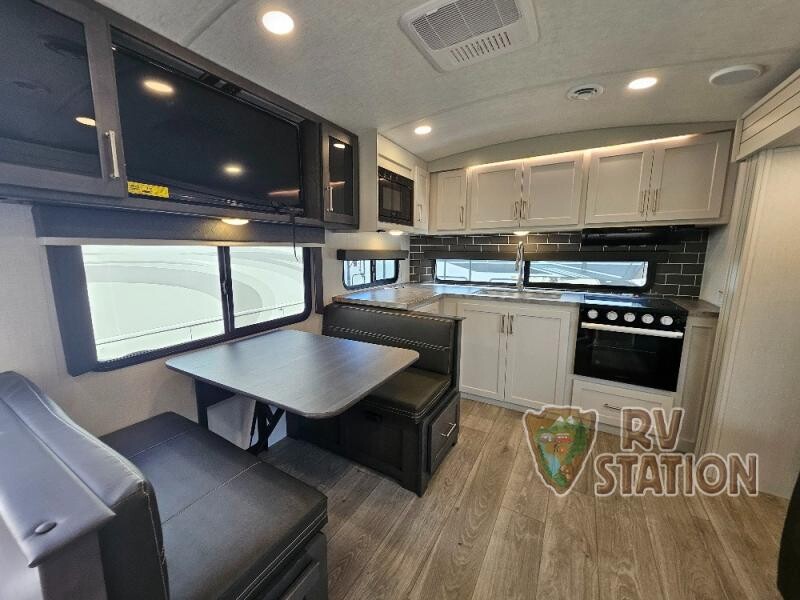 Big comfort without the heavy tow! It’s the 2025 Keystone Cougar Half-Ton built for easy travel and unforgettable trips. 🌄✨ 

Check it out today! ➡️ rpb.li/m2XvJO

#RVStation #CougarRV #TravelTrailerLife #CampMore
