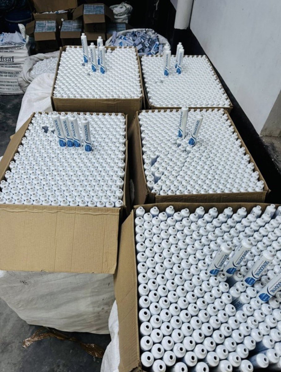 Khushi_ETF's tweet image. #WATCH | Delhi Police Crime Branch busts major counterfeit Sensodyne toothpaste unit in Khanjawala, arresting one person, Hari Om Mishra, a resident of Sector-2, Rohini, with a huge consignment of fake Sensodyne toothpaste, empty tubes, cartons, filling and sealing machines, raw
