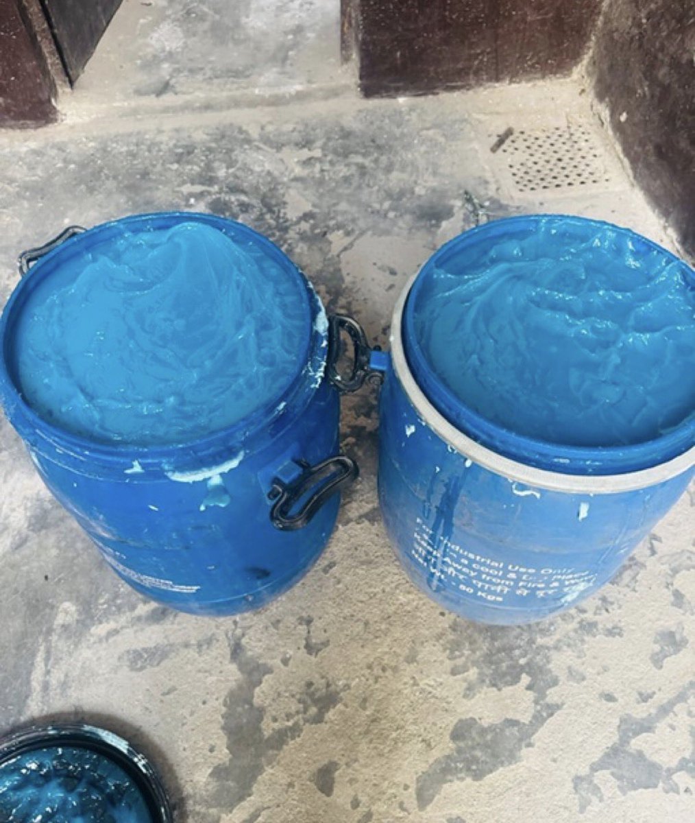 Khushi_ETF's tweet image. #WATCH | Delhi Police Crime Branch busts major counterfeit Sensodyne toothpaste unit in Khanjawala, arresting one person, Hari Om Mishra, a resident of Sector-2, Rohini, with a huge consignment of fake Sensodyne toothpaste, empty tubes, cartons, filling and sealing machines, raw