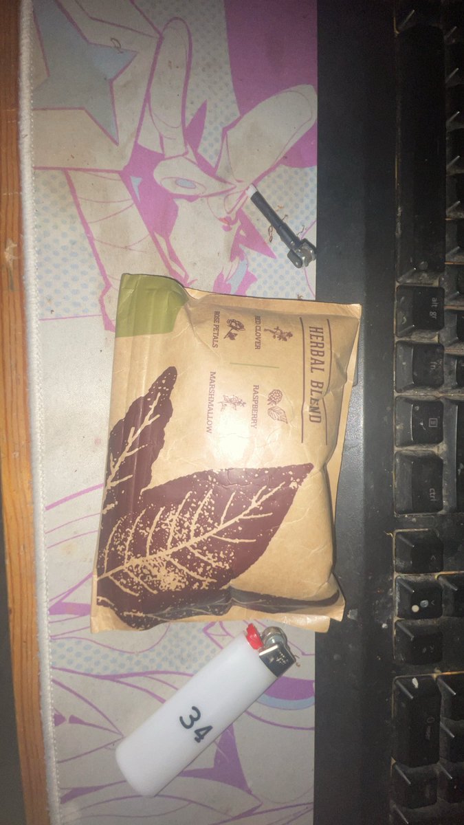 SunflowerPok's tweet photo. @malcolemal @chibre2nwar jroule avc ca parfois, l’odeur est atroce, et t’as pas la sensation de passage que donne le tabac mais le gout est sympa et y’a pas de merde autre quoi (jss dsl pr les photos de pouilleux) https://t.co/kGoKW3OeO3