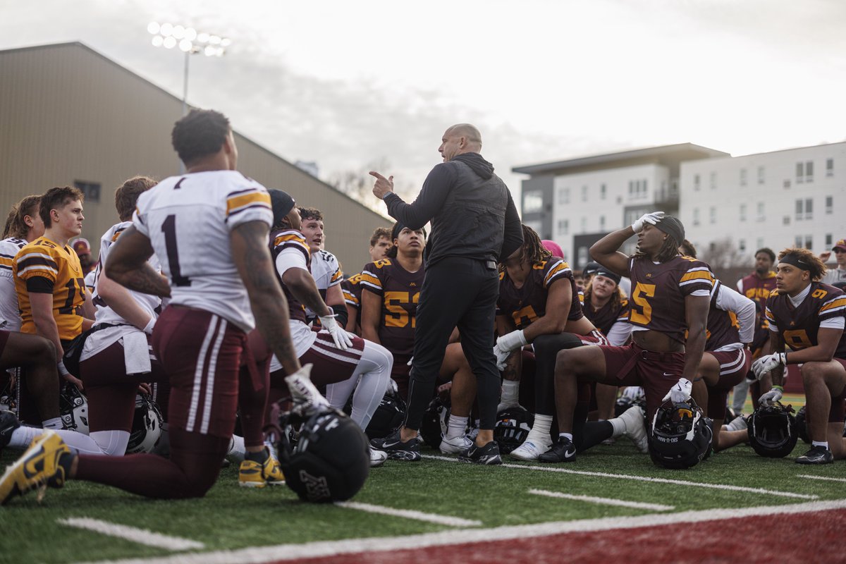 GopherFootball's tweet photo. Spot the ball 🏈😤

#RTB #SkiUMah #Gophers https://t.co/Aakqe2UE6U
