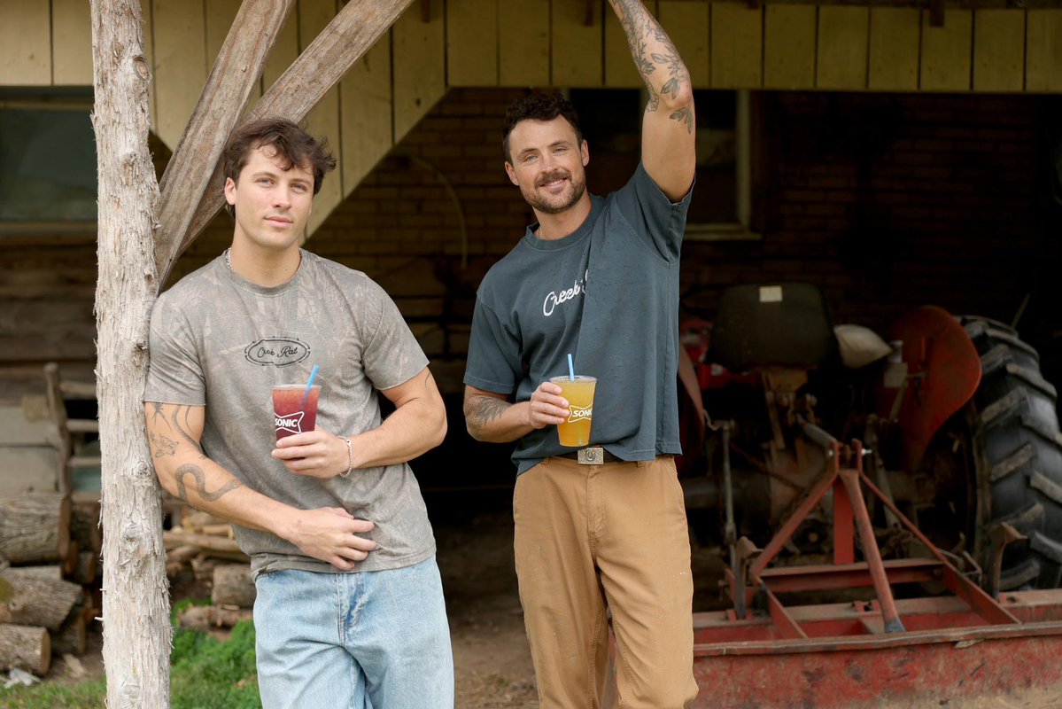 2727_joe's tweet image. Look at that ! The two hotties finally met !! 🥵🥵 Dylan and Rob