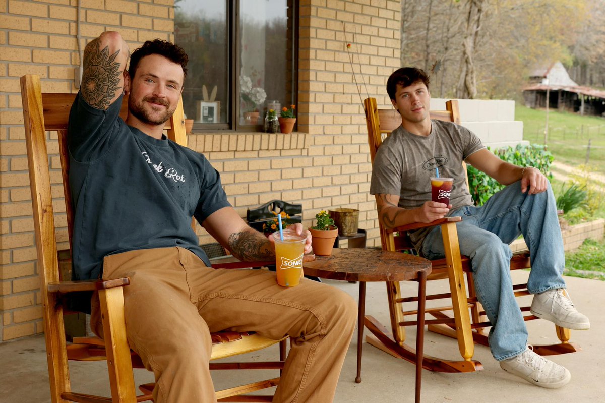 2727_joe's tweet image. Look at that ! The two hotties finally met !! 🥵🥵 Dylan and Rob