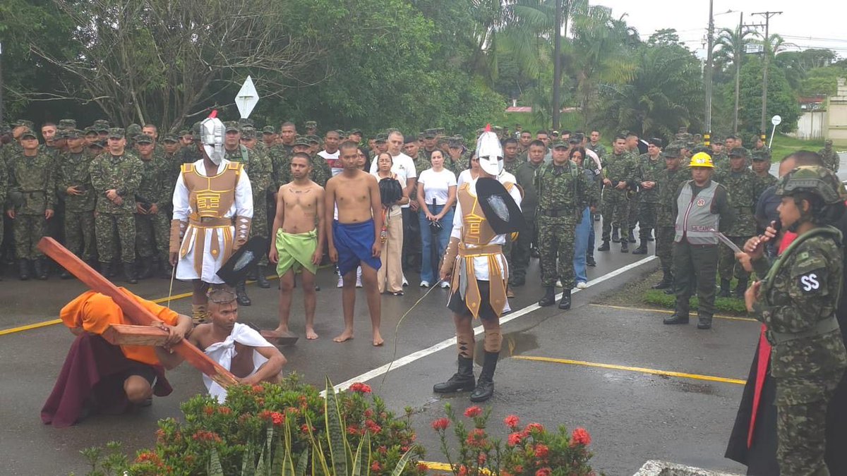 Ejercito_Div6's tweet photo. En un acto de fe, recogimiento y unión, los soldados de los batallones #BIROR25, #BAACA27, #BICAS27 y #BASPC27 de la #Brigada27 conmemoraron el Viacrucis, fortaleciendo su espíritu y recordando el valor del sacrificio y la esperanza en esta #SemanaSanta.
#SiempreFirmes https://t.co/wvY464Srw2