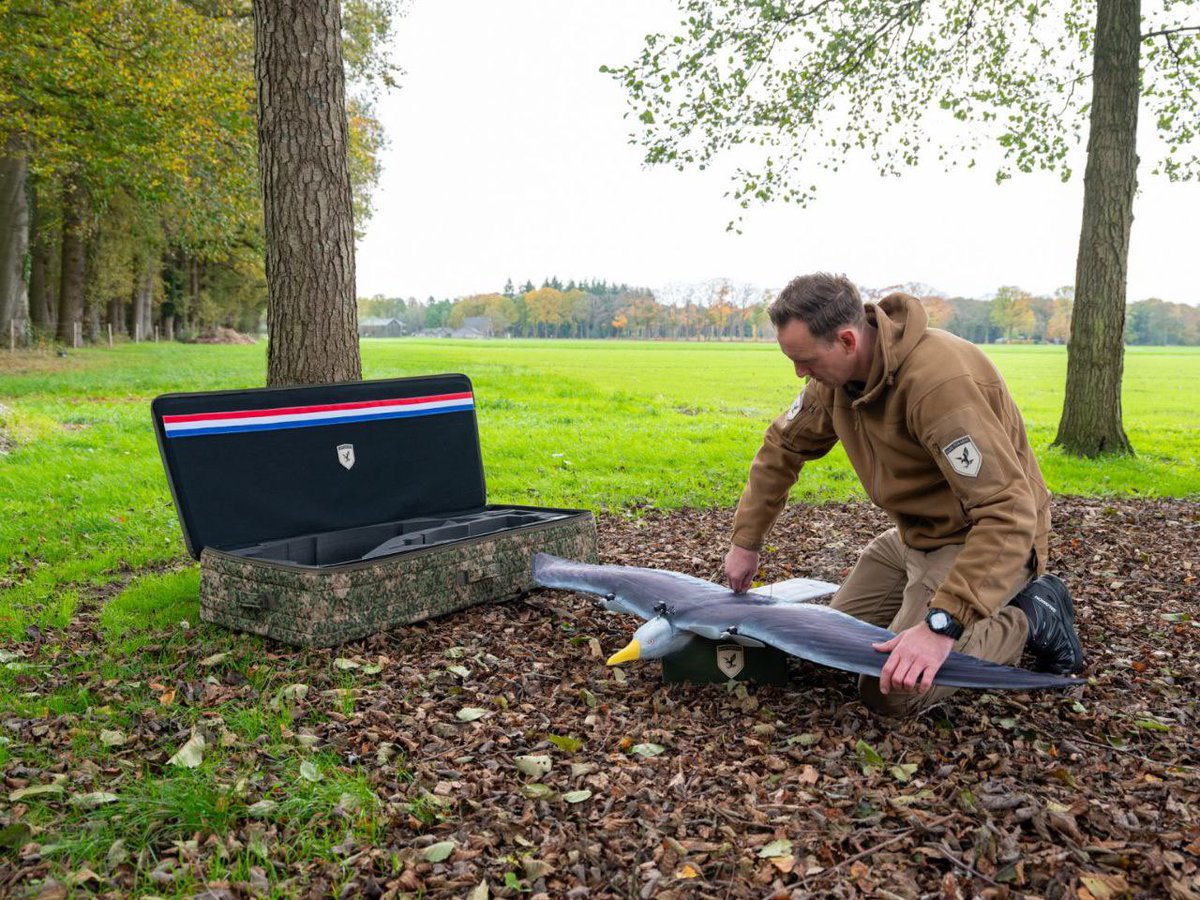 Drone_Wars_'s tweet image. Dutch company Guard From Above has reportedly developed the Seagull Evo, a biomimetic drone designed to resemble and fly like a real seagull.
#Netherlands #UAV #DroneTech #Recon