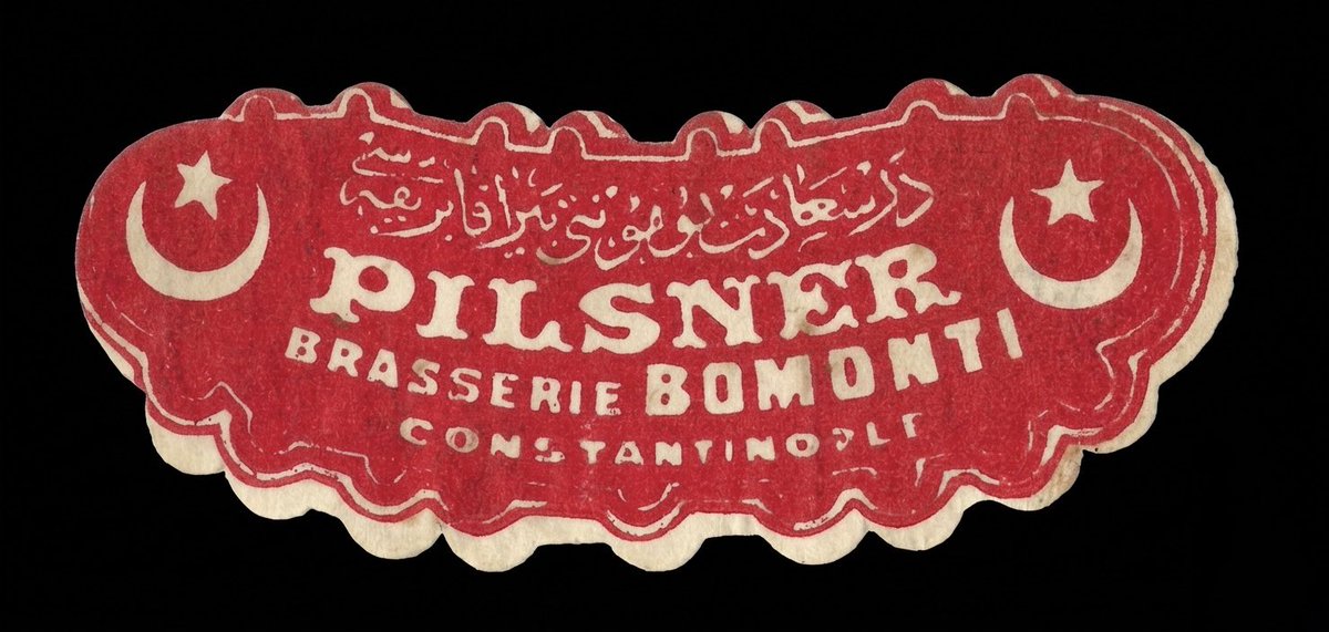 SDKoleksiyon's tweet photo. Osmanlı'nın ilk modern birası Bomonti.
1890'da Bomonti Kardeşler tarafından İstanbul Feriköy'de kurulan ve Osmanlı'nın ilk modern bira üretim tesisi olan Bomonti Bira firmasına ait bir bira etiketi. 
Bomonti aynı zamanda "Fournisseur du Palais Impérial" (İmparatorluk Sarayının Tedarikçisi) ünvanına da sahipti.
"Sarayın Tedarikçisi" ünvanı Osmanlı döneminde saraya mal veya hizmet sağlayan kişilere/şirketlere verilen resmi/prestijli bir ünvandı, firmalar bu ünvanı markalarıyla birlikte reklam faliyetlerinde kullanabiliyor, logolarına ekleyebiliyordu.
Bomonti Cumhuriyet'in ilanının ardından TEKEL'e geçmiş ve uzun yıllar üretime devam etmişse de sonrasında üretimi durdurulmuş ve geçtiğimi yıllarda fabrika alanı özel bir firmaya satılmıştır. 
Fabrikanın bir kısmı yıkılırken bir kısmı da restore edilerek eğlence merkezi olarak kullanılmaktadır.