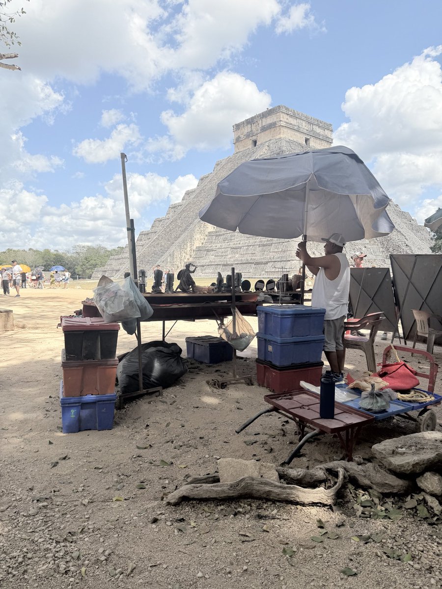potrogdl's tweet image. son chilangos es la iztapalapaloAcion de todo méxico solo vean chichén itza uno de los tres sitios arqueológicos más importantes del mundo convertido en un tianguis donde te venden droga y alcohol. Eso es morena le vale madre el país #chichenitza