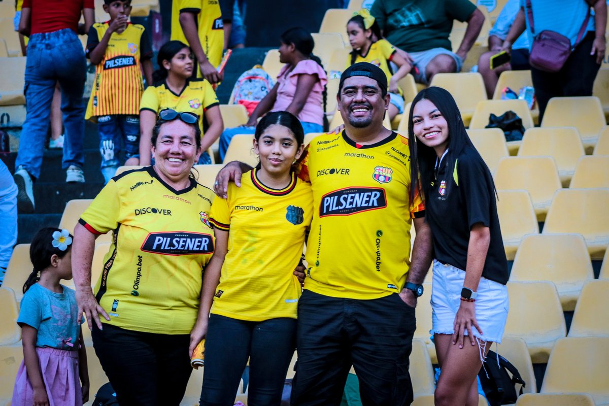 BSCFemenino_'s tweet photo. Queremos agradecer a nuestros socios, hinchas y copropietarios, por habernos acompañado en el Estadio Banco Pichincha en nuestra victoria ante Quito FC🙏

#BarcelonaMiPasión https://t.co/yWU1UqFU13