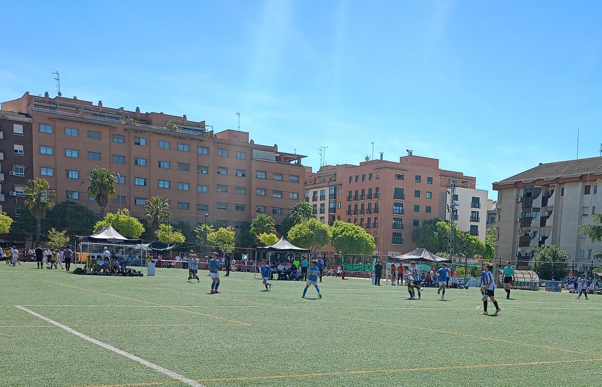 "ALEVINES"
Se empieza a notar quién entiende el juego y quién solo juega 👁️📝⚽

Un día para competir,
para aprender
y para disfrutar del fútbol.

IV TORNEO
INTERNACIONAL
CP Don Bosco Badajoz
