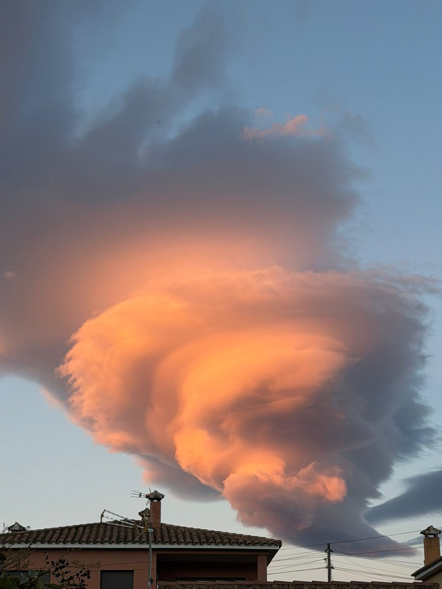 Núvols lenticulars de formes espectaculars modelats pel vent.
Per fi la tramuntana afluixa, però en alçada encara es potent.
Quin fart de vent, carai!!!
<a href="/TempsCatalunya/">El Temps a Catalunya</a> <a href="/alexmegapc/">Àlex Van der Laan</a> <a href="/Vakapiupiu/">Niel Delmar</a> <a href="/gemmapuigf/">Gemma Puig Feliu</a> <a href="/jacobpetrus_tve/">Jacob Petrus</a>