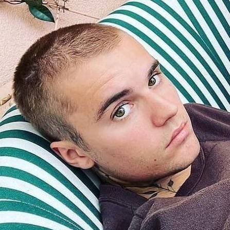 KindaCrazyR_'s tweet image. De la misma forma que Justin tiene reservado los injertos en la cabeza porque nunca le quedan.