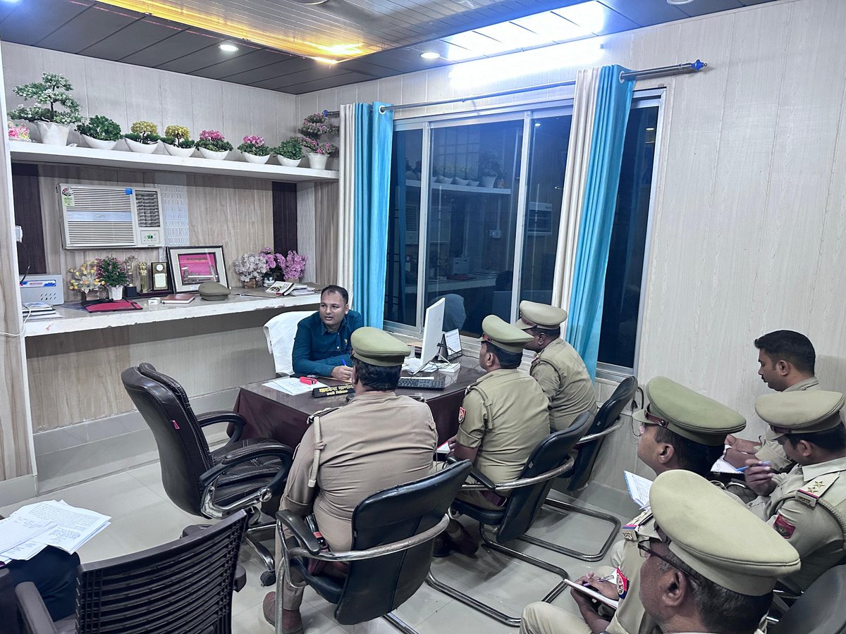 azamgarhpolice's tweet photo. #SSPAzh डॉ0 अनिल कुमार के निर्देशन में,
#Cocity शुभम तोदी द्वारा विवेचनाओं के निस्तारण के संबंध में नगर सर्किल के समस्त विवेचकों का OR किया गया, व आवश्यक दिशा निर्देश दिए गए।
#UPPolice @adgzonevaranasi @digazamgarh https://t.co/TkOovlNiRx
