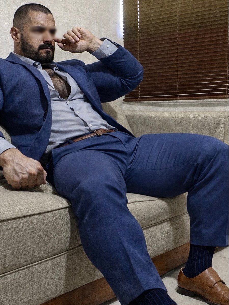 Bivecha's tweet photo. #machopeludo #suited #daddy 
#trajeadogay 😍😍 https://t.co/BxiTcGLxlc
