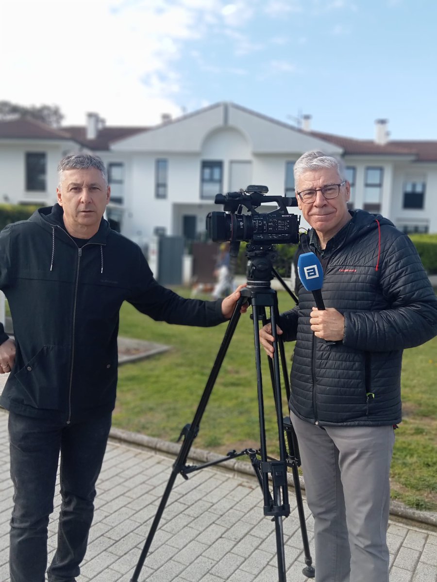 correspRTPA's tweet photo. Aguantando sobre nuestros hombros la precariedad laboral y una estructura fallida #ViernesNegrosRTPA #20añosenprecario https://t.co/11g76bmBYG