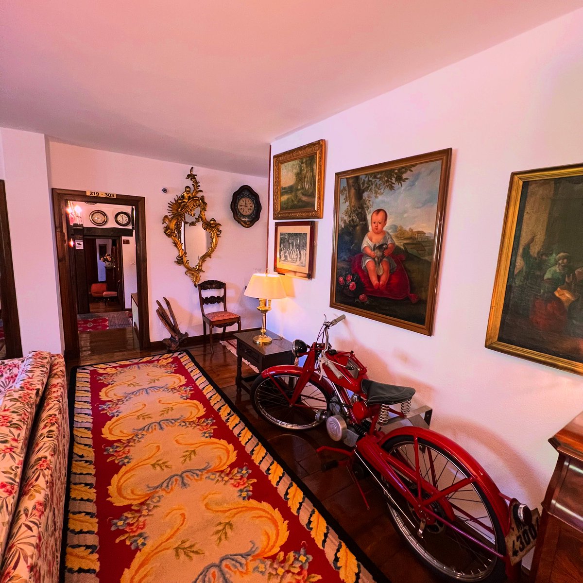 Una joya con historia 🏍️✨
En nuestro hotel podrás descubrir una auténtica Moto Guzzi Hispania 65, ahora parte de nuestra decoración para sorprenderte en cada rincón.