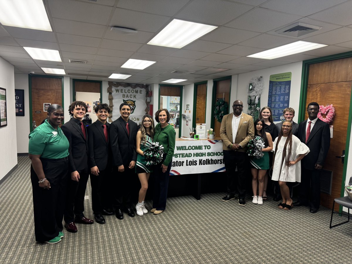herbertoneiljr's tweet image. Thank you Senator @LoisKolkhorst for stopping by Bobcat Nation! Thank you for visiting classes and spending time with our students and staff! Go Bobcats! #HigherHeights #BeBold