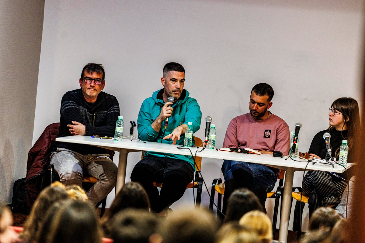Gazte Topaguneak saretzeko, ikasteko eta gozatzeko espazio bat eskeintzen digu, eta aurten Abadiñon, horretan gabiltza. 

"Ikasleria abertzalea martxan" hitzaldia izan dugu gaur eta bertan, ikasle antolakundearen historiaz eta jardun gara, militante belaunaldi desberdinekin.