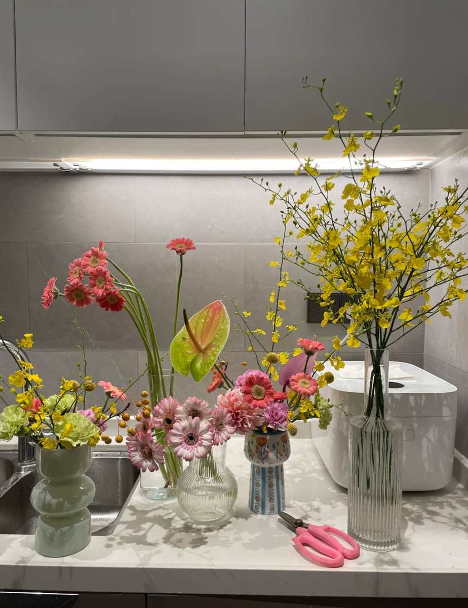 sirsqurilsgirl's tweet image. Flower chaos in my kitchen sink! From sunny mimosa to blush peonies spring just bloomed here. 🌼What’s your go-to flower? #HomeFlorist #PinkAndYellow