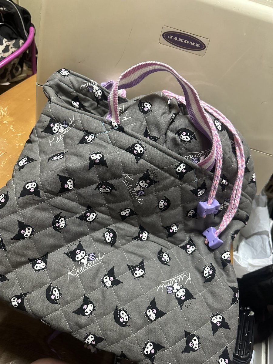 _Ma_Chi_Cat's tweet photo. 出来た⁽⁽٩(๑˃̶͈̀ ᗨ ˂̶͈́)۶⁾⁾ 
ランチョンマットは2人分
ピンク×ブルーが上の子
ブラック×ラベンダーが下の子

シューズ袋、体操服袋、お道具袋の3点セットが下の子の入学用🎒

上の子も3点セット新しいの欲しいみたいだから(遠慮してた)
また生地選ばせて作ろ〜

ミシンちゃんありがとう♡ https://t.co/POiUnWv3gU