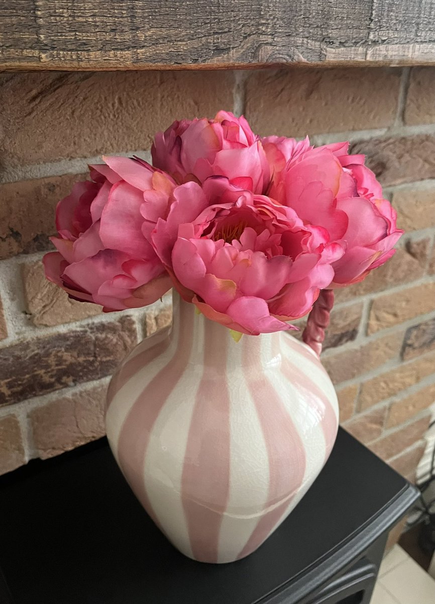 So many beautiful flowers (and several cards) from S5+S6 leavers 💐🌼🌷#endofanera 😢 A fabulous group of young people 🩷💙 #lovemyjob