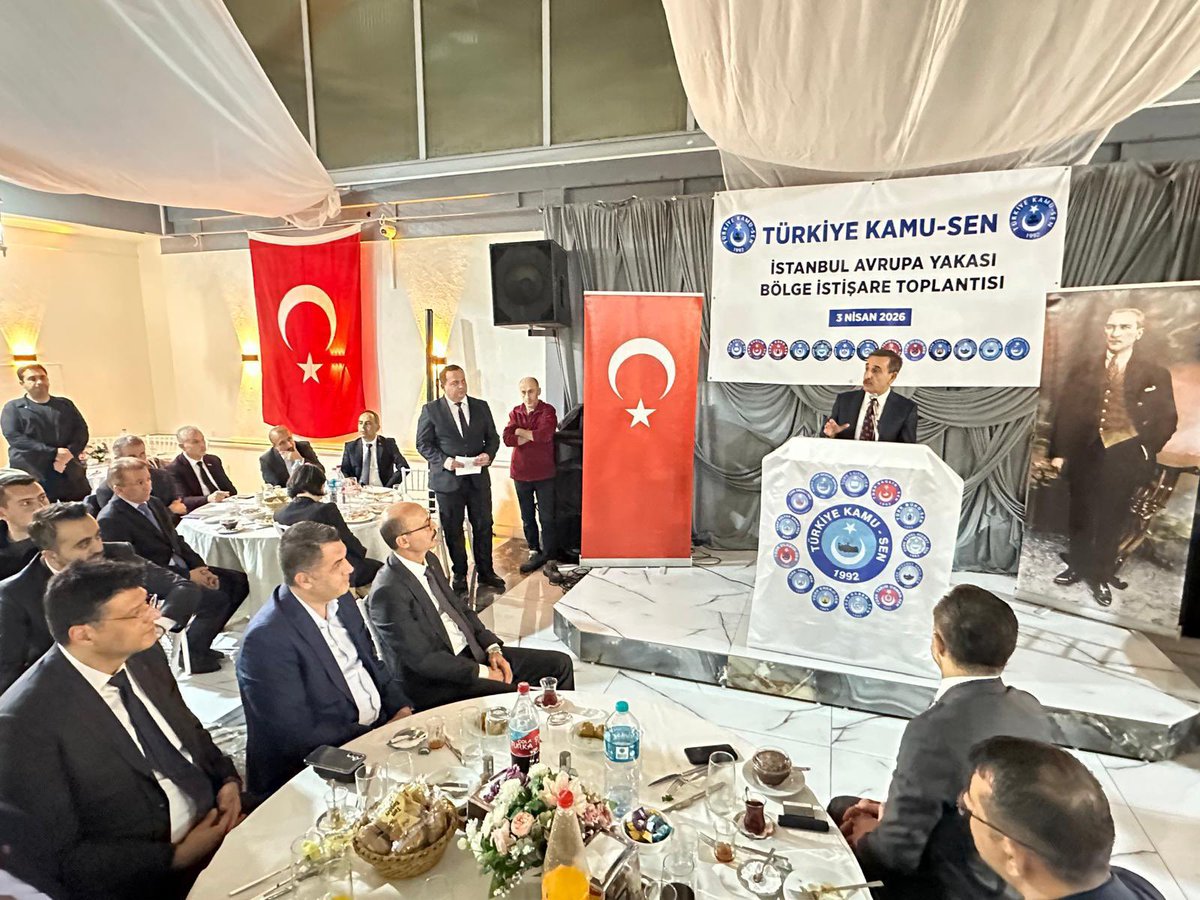 TalipGeylan06's tweet photo. 📍İSTANBUL AVRUPA YAKASI TEŞKİLAT BULU��MAMIZI COŞKUYLA GERÇEKLEŞTİRDİK

🔴İstanbul Avrupa Yakası’nda; sendikalarımızın genel başkanları, genel başkan yardımcılarımız, şube başkan ve yönetim kurulu üyelerimiz, teşkilat yöneticilerimiz ve üyelerimiz ile teşkilat buluşmalarımız çerçevesinde bir araya geldik.

🔴Coşku ve heyecanla gerçekleşen buluşmamızda Türkiye Kamu-Sen’imizin kamu görevlilerimizin umudu ve güvencesi olduğunu bir kez daha kararlılıkla vurguladık! 

🔴Kamu çalışanlarımızın yaşadığı her sorunun takipçisi olacak, kayıplarının giderilmesi ve özlük haklarının geliştirilmesi için var gücümüzle mücadele edeceğiz.

🔴Yaklaşan 15 Mayıs yetki dönemine dek, her hizmet kolunda yetkiyi almak için teşkilatlarımızla birlikte seferber olacağız. 

🔴Kamu görevlilerimizin her birine ulaşacak, gönüllere dokunacak, emeğin hakkını almak için güçlü irademizi her zeminde ortaya koyacağız.

🔴Bu güzel buluşmada heyecan ve inançlarını ortaya koyan tüm teşkilat mensuplarımıza yürekten teşekkür ediyorum. 

➡️Biriz, inançlıyız, kararlıyız! 

➡️Türkiye Kamu-Sen var ise umut vardır!