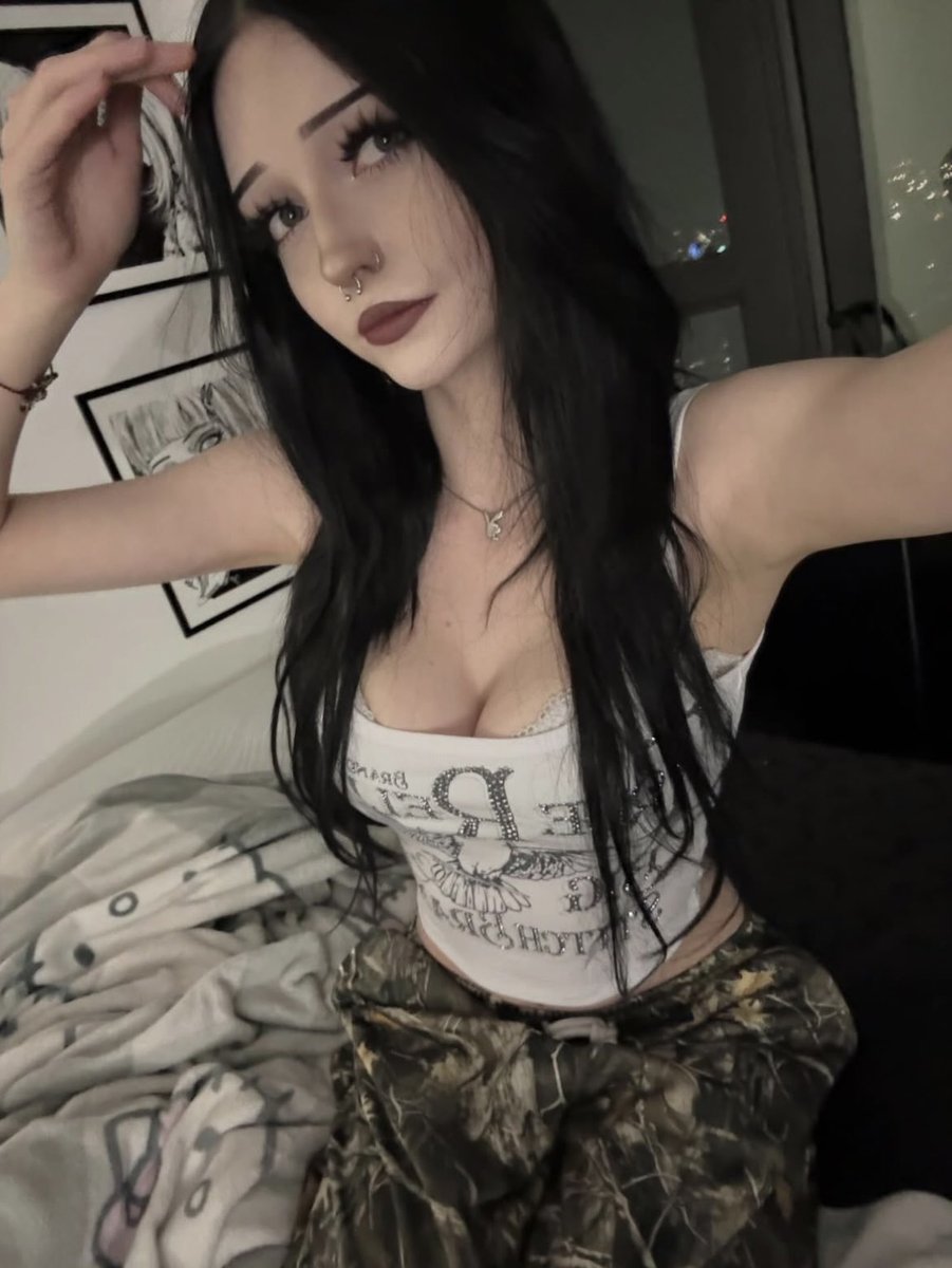 ashley scarr tweet media