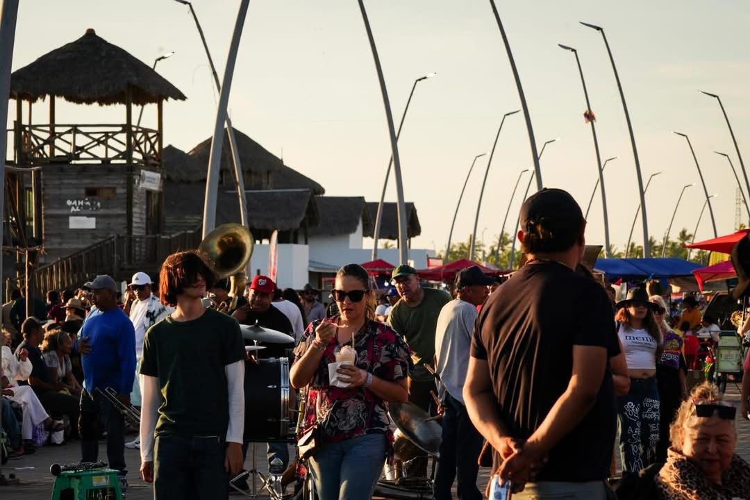 NachoRgz's tweet photo. ¡#Altata #Sinaloa se prendió con pura pachanga!  Con música, diversión y alegría, miles de familias disfrutaron el arranque del #AltataPachangaFest. La secretaria de Turismo, Mireya Sosa Osuna, destacó que estos eventos son clave para impulsar la economía local, beneficiando a comerciantes, restauranteros y prestadores de servicios.   Cuatro días de fiesta frente al mar con ambiente familiar, mariscos frescos y el mejor sabor sinaloense.  
Hoy viernes 3 de abril suenan: La Cualita, Jesús Ojeda y sus Parientes, El Reno y Clave JRS  ¡Todavía estás a tiempo de llegar!