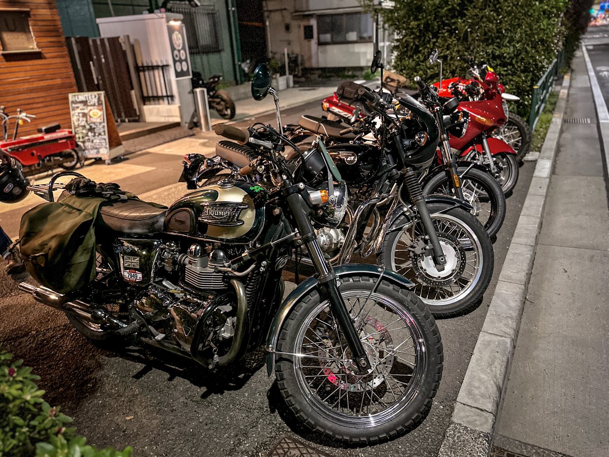nobtree's tweet image. HAVE A BIKE DAY. vol.8
4日目もたくさんのご来場ありがとうございました🏍️🏍️🏍️
金曜日の夜らしい賑わいでした。
明日は天気が荒れそうで残念ですが、来られる方はご安全に！☔️
次は明後日、日曜日に在廊いたします。
#HaveABikeDay. @HABDmotoart 
#UNITEDcafe @UNITEDcafe_2012