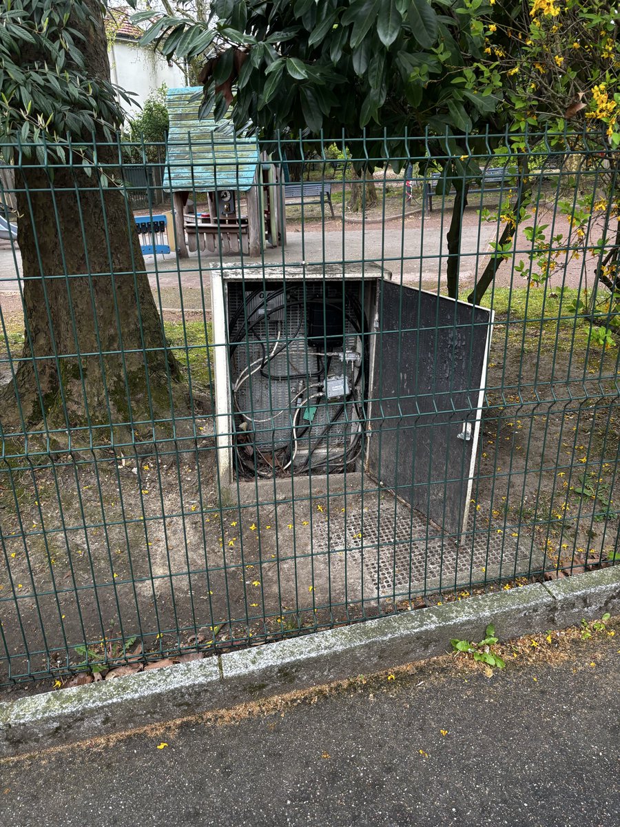 LeReskator's tweet photo. @SFR et Romain.
Bonjour, je viens de transmettre en MP un équipement urgent à sécuriser et vous appartenant car dans un square où jouent beaucoup d’enfants. Je l’ai refermé tant bien que mal, je vous envoie la photo avant mon intervention. Merci ! https://t.co/JxmcrvOBMz