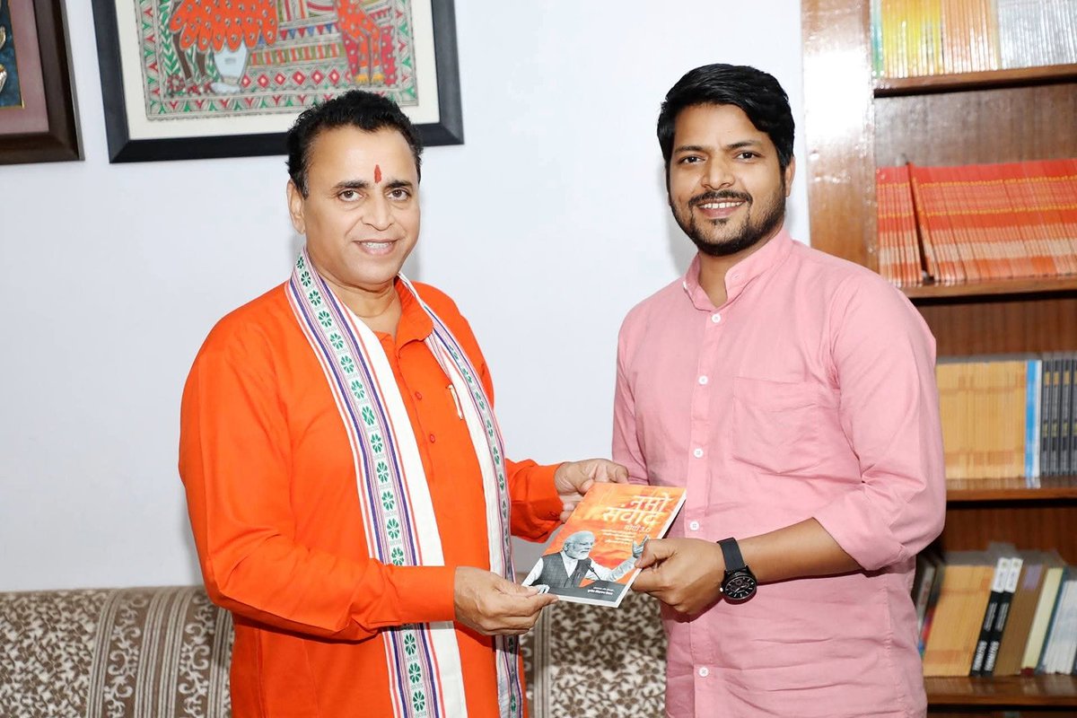 Advmukeshp's tweet photo. भाजपा के पूर्व राष्ट्रीय सचिव एवं पूर्व प्रचारक आदरणीय सुनील देवधर भाई साहब जी से उनके दिल्ली आवास पर शिष्टाचार भेंट हुई एवं इस अवसर पर उन्होंने स्वरचित पुस्तक 'नमो संवाद 3.0'सप्रेम भेंट की। उनके स्नेह और मार्गदर्शन के लिए हृदय से आभार.. 🙏
@Sunil_Deodhar https://t.co/6MSJo7QvLZ