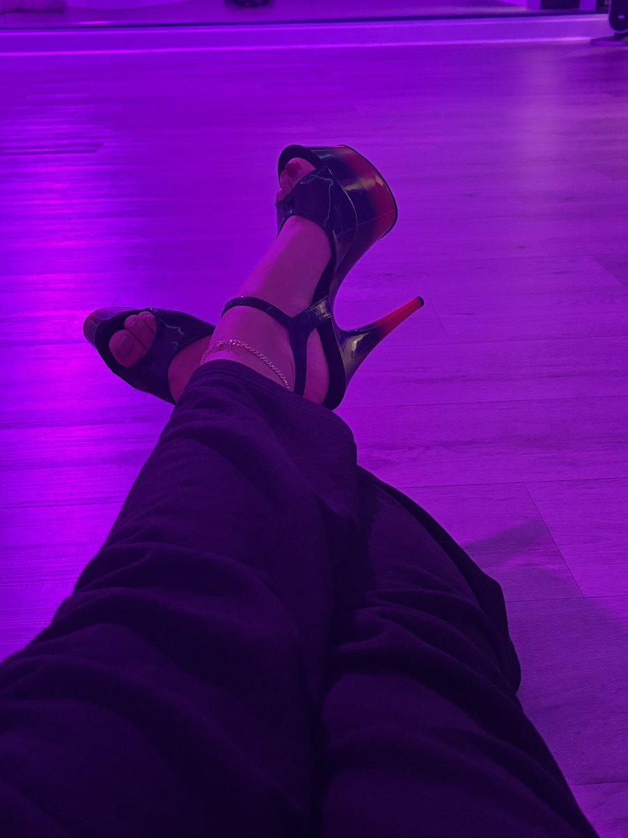 Foxy_Syns's tweet photo. Every step I take should be funded by you. Send to goon to my new pedicure 👅🦶🏼#footfetısh #highheels #paysub #prettyfeet #rtsub #footbitch https://t.co/sNORS8CQ6L