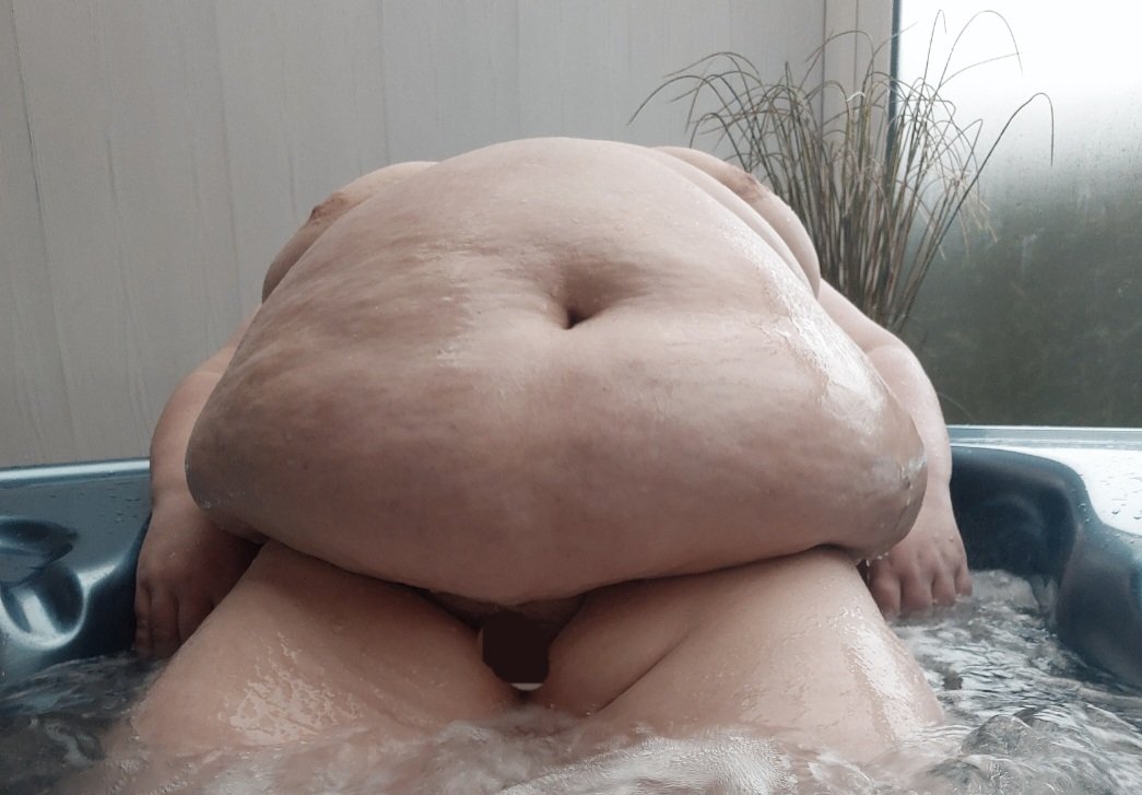 brandissbbw with the huge soft belly 🇬🇧 tweet media