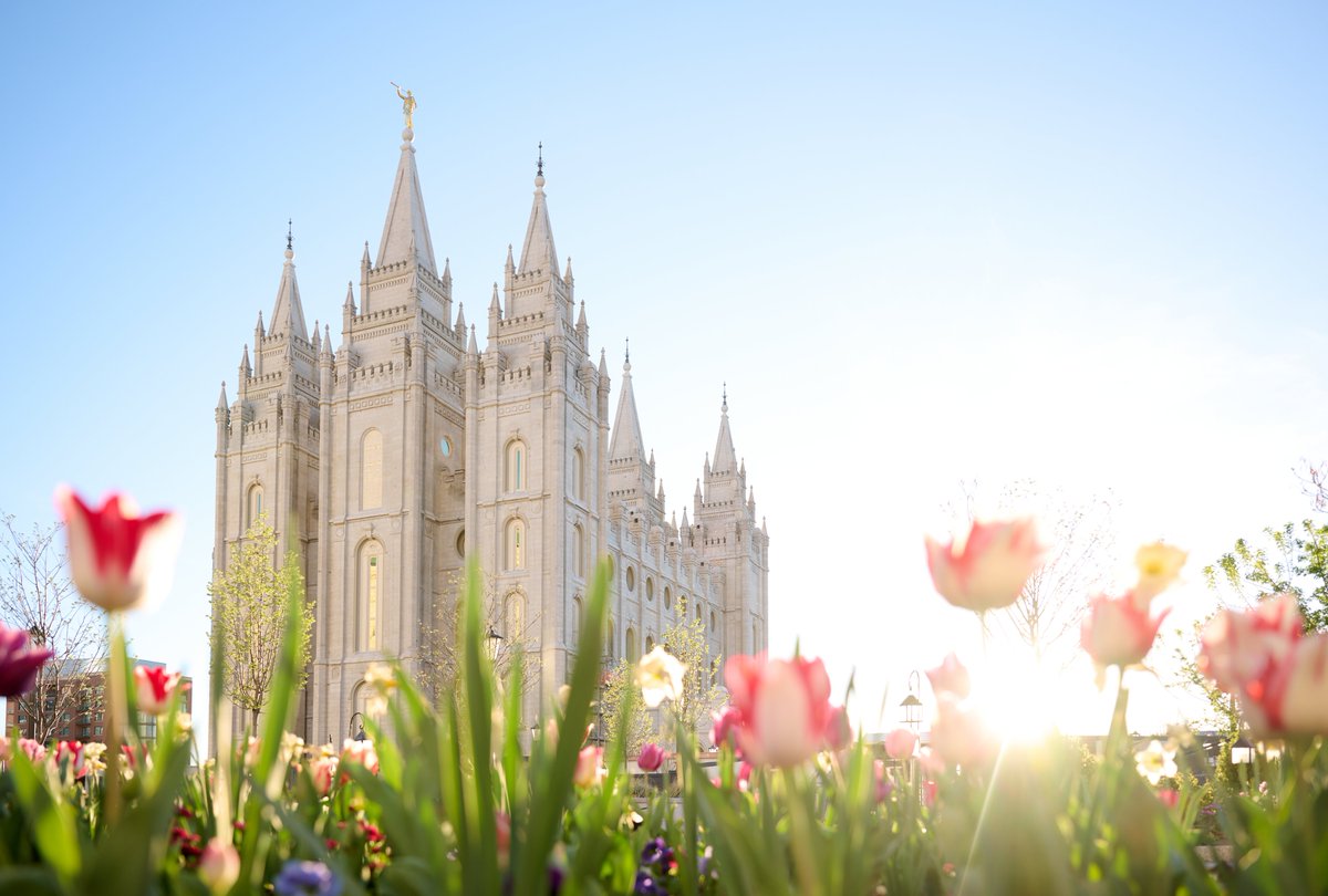 Ch_JesusChrist's tweet photo. PHOTO OF THE WEEK: The colors of spring highlight the Salt Lake Temple on the eve of general conference of the Church of Jesus Christ of Latter-day Saints.

For more information about general conference this Easter weekend, visit Church Newsroom. https://t.co/TVuJU2JjtP