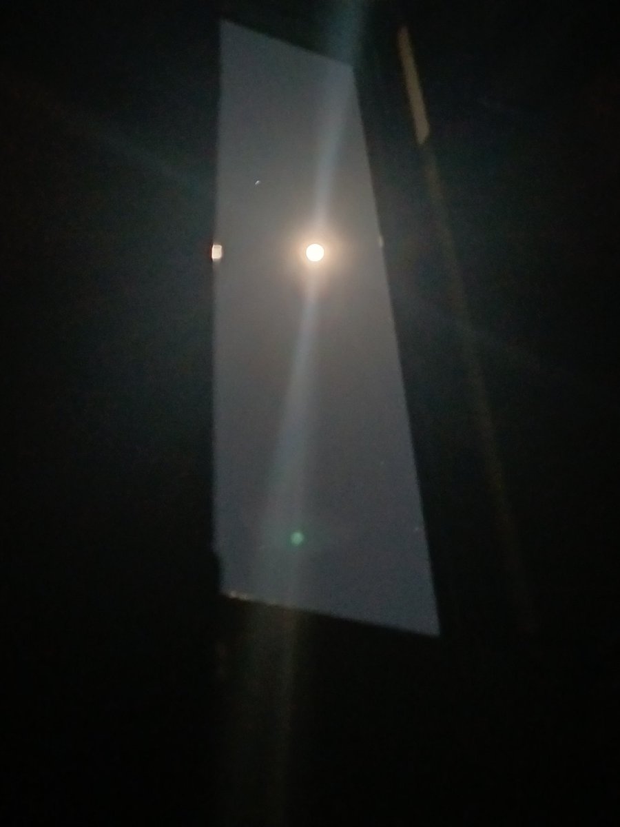 appl3xx's tweet photo. the moon is beautiful, isnt it? https://t.co/DzOetLnFgT
