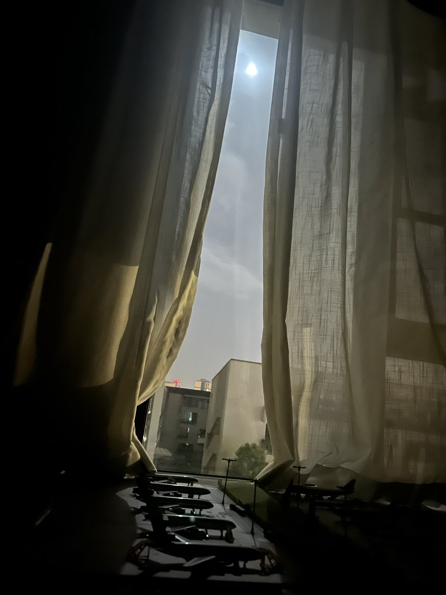 月亮真的好亮啊，睡着睡着突然被月亮照醒了
一想到这是我出生以来，第一次有人类在去往月球的轨道上，心情莫名有点激动

阿波罗太老，阿耳忒弥斯太小