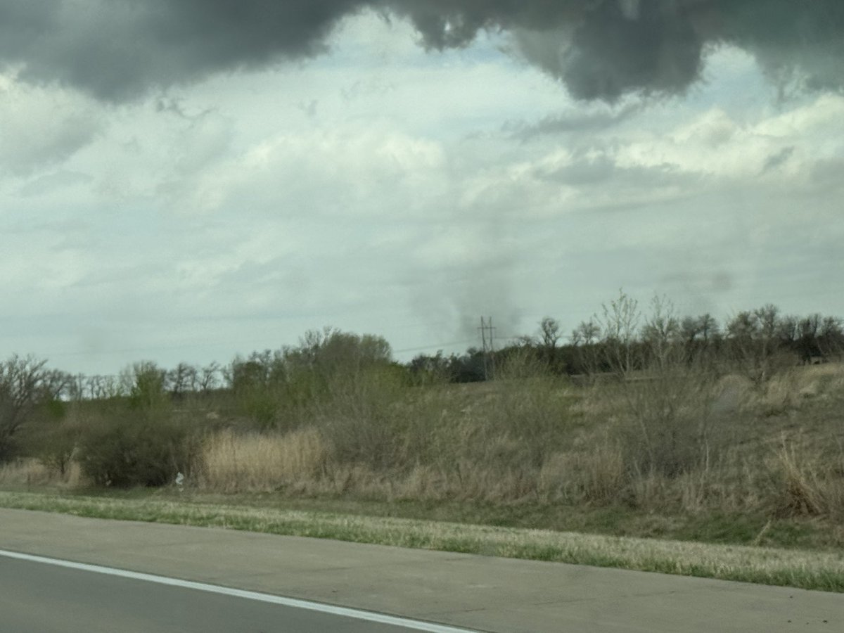 JP462's tweet photo. @NWSWichita 
119th @ K96 5 min ag
Landspout? Upward motion 
Not best pic but def needs watching. 
RN124 #kswx https://t.co/DojMaCTpnw