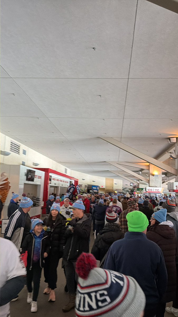 skolseason42's tweet image. Can’t make it up - power out at target field. #noplacelikehere