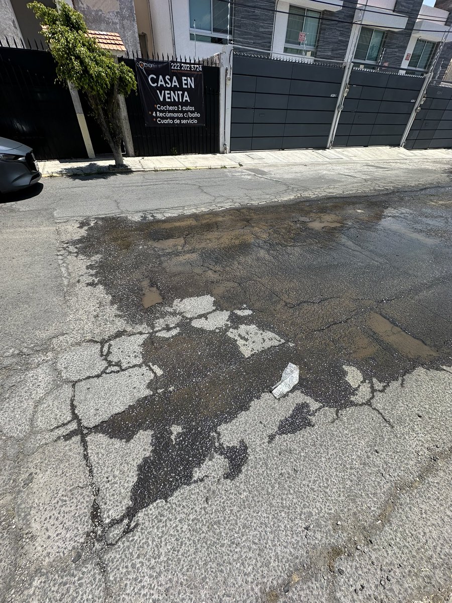 davichobarreda's tweet photo. @AguadePuebla @pepechedrauimx @armentapuebla_ Una semana sin atender el reporte @AguadePuebla mientras los vecinos tiene que comprar pipas de agua ya que se sigue desperdiciando https://t.co/MAM7Y26jPb