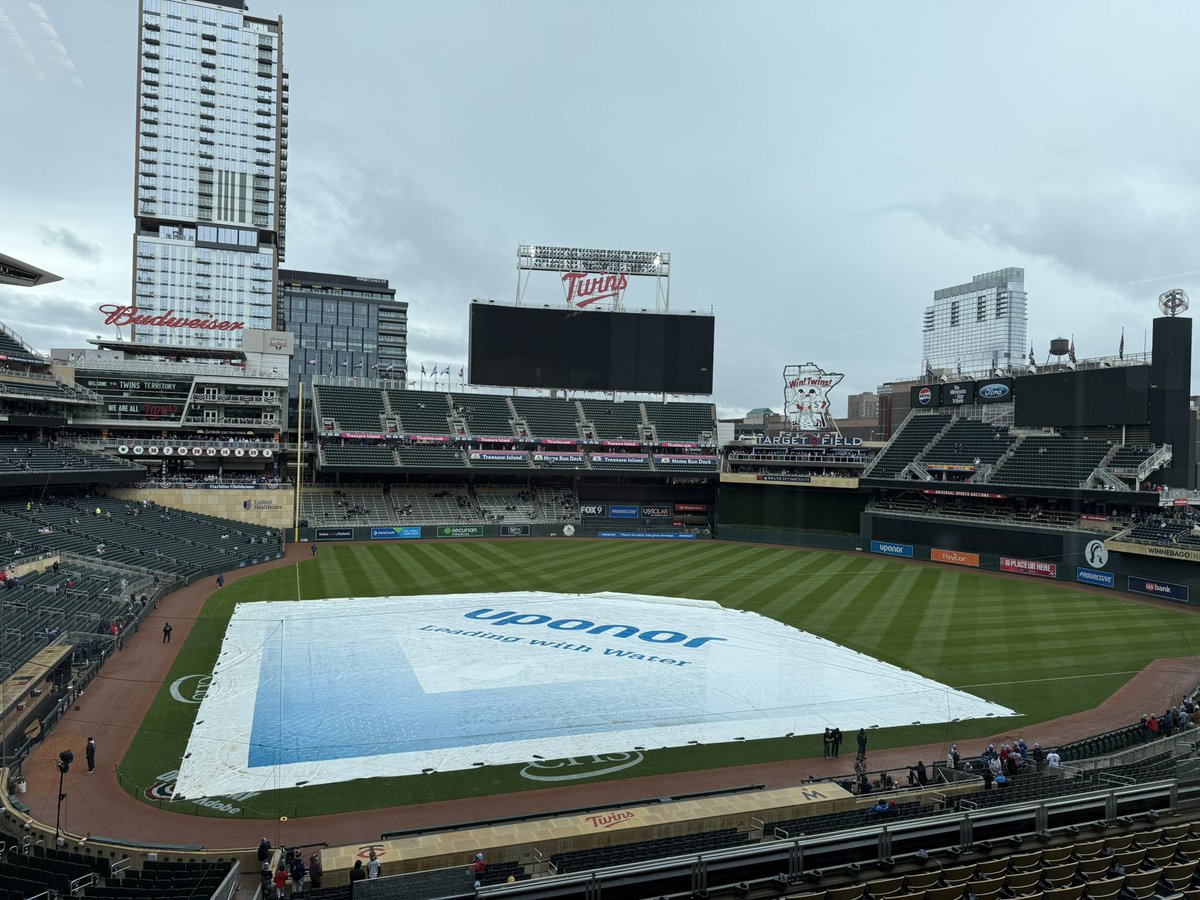 Ren_Clayton's tweet image. Ope. Power outage at Target Field. Video board, lights, etc all went out just now.
