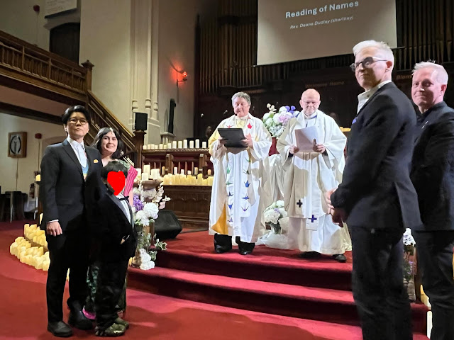 OrgulloLGBT's tweet image. #Iglesia #LGBTIQ En 2001, el reverendo Dr. Brent Hawkes, vistiendo un chaleco antibalas y rodeado de manifestantes furiosos a las afueras de su iglesia en Canadá🇨🇦, ofició ceremonias matrimoniales abriendo el camino al matrimonio igualitario orgullolgbtcolombia.blogspot.com/2026/01/canada…