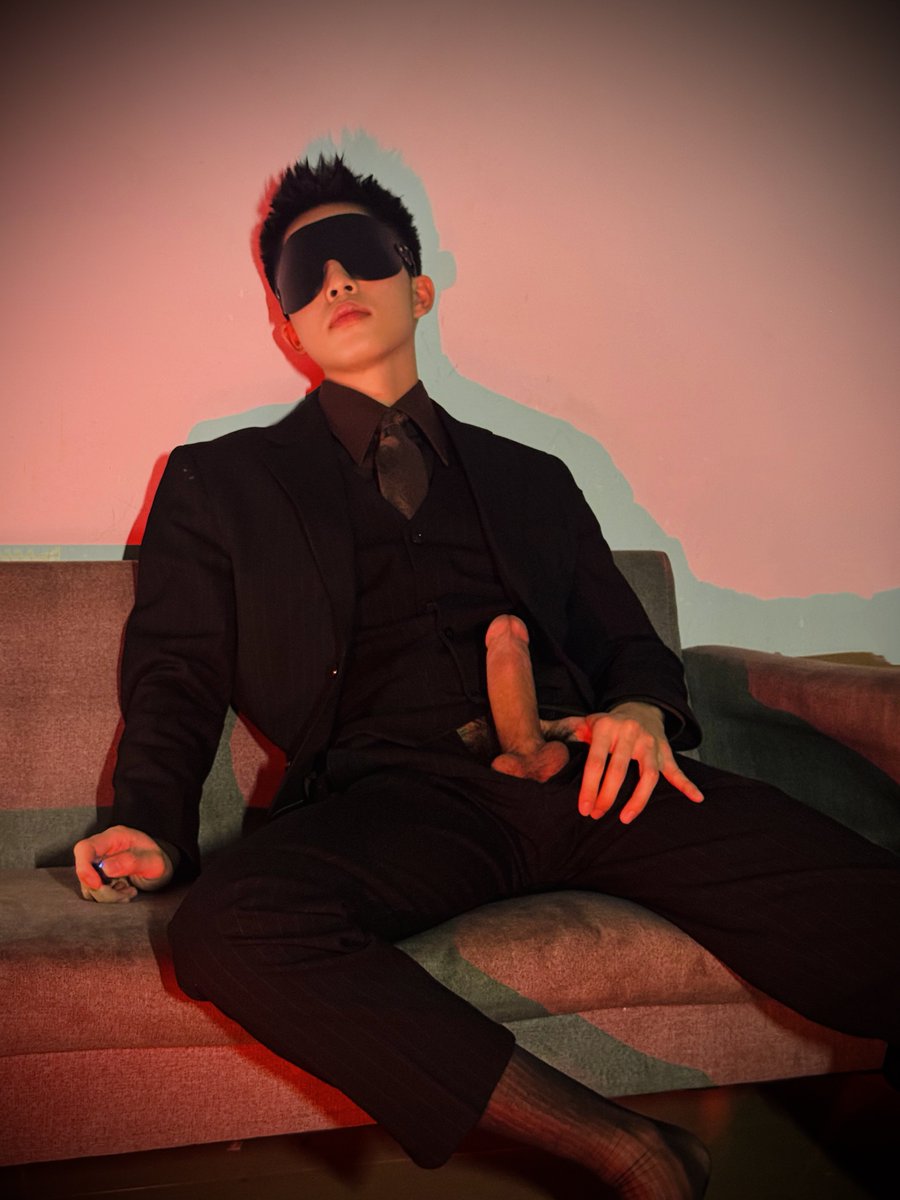 Allen030504's tweet photo. 粉丝催更之西装漏屌系列 #正装男 #正装丝袜 #正装 #西装 #正���黑袜 https://t.co/RIes3exjfE
