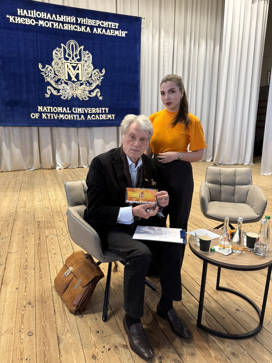 керол. tweet media