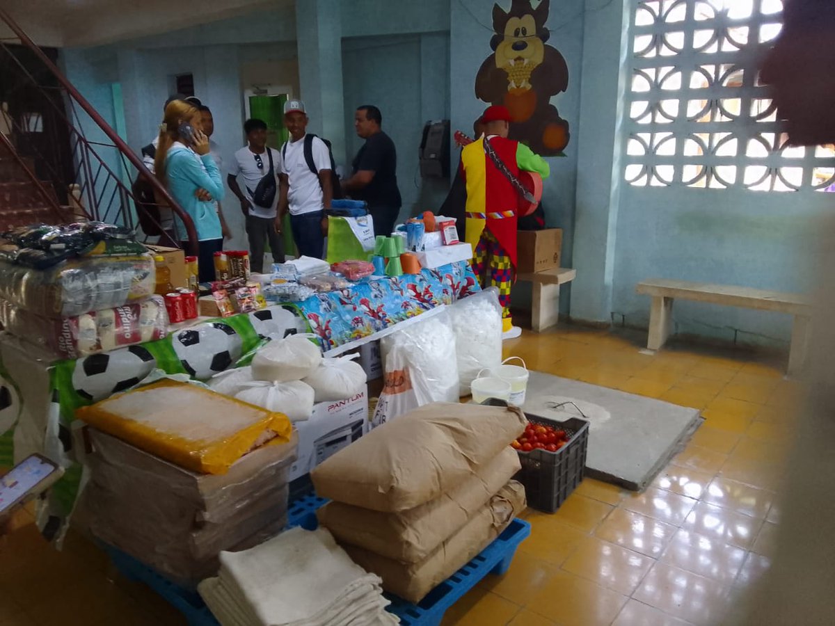 #SEISA Granma entregó un donativo de insumos y alimentos al Hospital Infantil General Milanés de Bayamo, en coordinación con varias empresas del #MINDUS. Cómo parte de la campaña en saludo al 4 de abril "Dibujando Sonrisas"
#SEISA #GELECT #DibujandoSonrisas #OPJM #UJC #Cuba