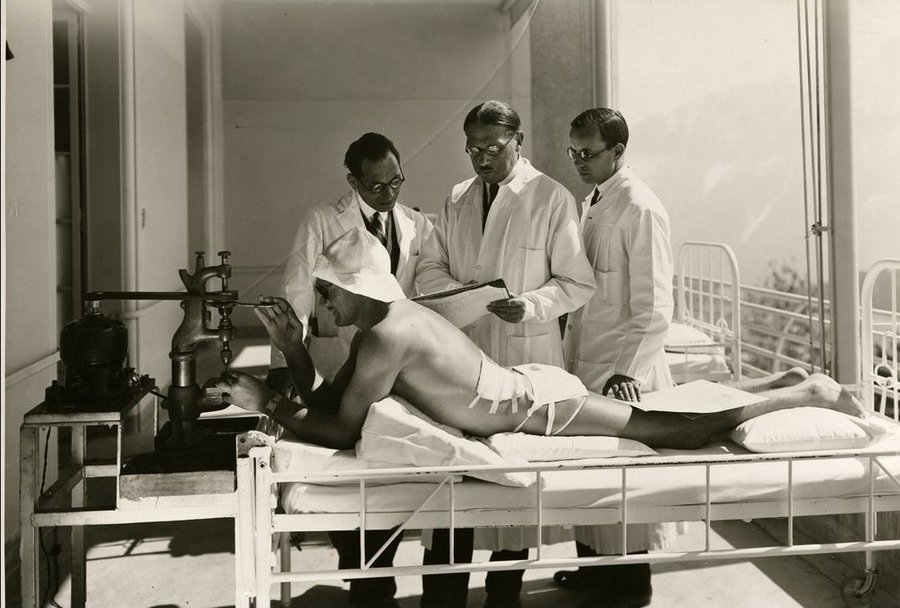 karimanesr's tweet photo. 🧵SOL ☀️
Sabía que los antiguos griegos y romanos usaban los rayos del sol como una forma de medicina?

Incluso Hipócrates escribió extensamente sobre los efectos terapéuticos del sol y lo recomendó para una serie de condiciones como dolor articular y trastornos de la piel. ⬇️