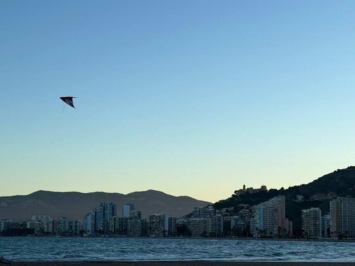 MeteoCullera's tweet photo. Hoy la temperatura máxima quedó algo más frenada por la brisa: 18,3°C de temperatura máxima en #Cullera. Tarde fresca, pero día soleado y agradable, que continuará los próximos días. Imágenes del #atardecer de hoy, desde #SantAntoni y #ElRacó. https://t.co/7q8RqWS9FC