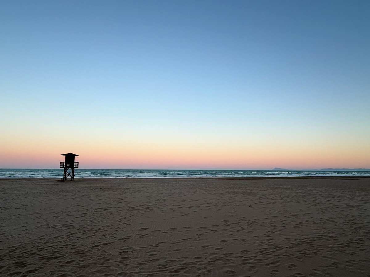 MeteoCullera's tweet photo. Hoy la temperatura máxima quedó algo más frenada por la brisa: 18,3°C de temperatura máxima en #Cullera. Tarde fresca, pero día soleado y agradable, que continuará los próximos días. Imágenes del #atardecer de hoy, desde #SantAntoni y #ElRacó. https://t.co/7q8RqWS9FC